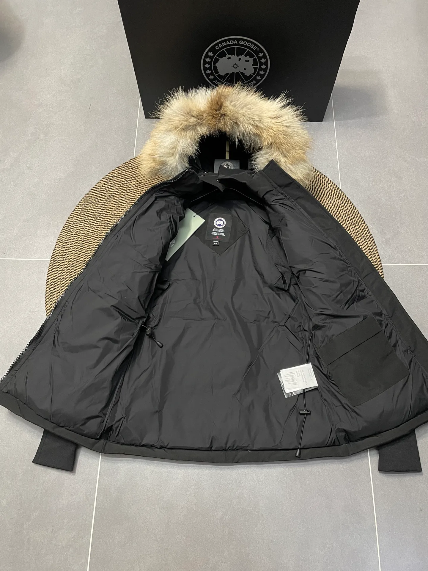 P880 black Canadian CANADA GOOES 04 model/women's model. The Arctic and Antarctic scientific expedition teams and others choose Canada Goose as their cold-proof equipment. They are the Rolls-Royce of down jackets.  ➖ Industry-leading anti-counterfeiting chip sensing.  ➖ Imported Behringer embroidery machines and customized embroidery labels, the highest level and industry leading.  ➖ Imported Korean 21-count polyester-cotton blended original fabric, TC85 waterproof coated fabric, water-repellent, windproof and wear-resistant.  ➖ The new national standard 80 white duck down is filled with an average of 520 grams of down. The amount of down filled is industry-leading.  ➖ 100% nylon lining with double double-layer sealing design to prevent velvet running, and seamless thread design on the cuffs!  ➖ Western Canadian Green Wolf Collar.  ➖ Yoshida YKK provides original factory-customized electroplated sliders. YKK two-way lockable zippers are tight and smooth and do not peel off paint.  ➖ 3M composite Velcro is durable and the accessories and hardware are all custom-made. Only for the purest goose, the most dedicated, the most professional, the highest quality, the highest cost performance!    SIZE:XS-XXL